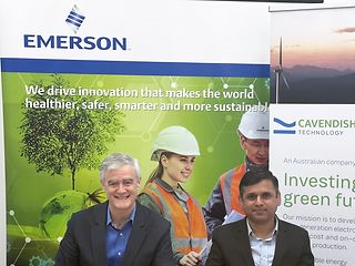 Emerson の Mike Train と CRT の CEO Ani Kulkarni 博士は、Cavendish Renewable Technology で覚書に署名しました